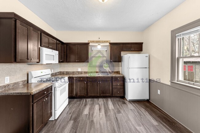 Building Photo - WEST SIDE! 2 Bedroom Single Family Home! JUST LISTED!