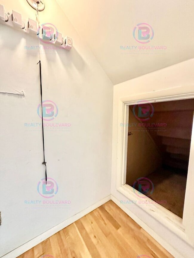 Building Photo - Delightful One-Bedroom + Office Near Idlew...