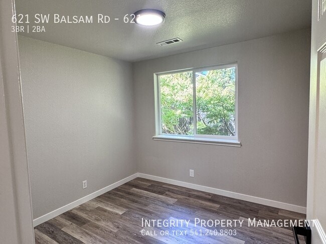 Building Photo - 621 SW Balsam Rd