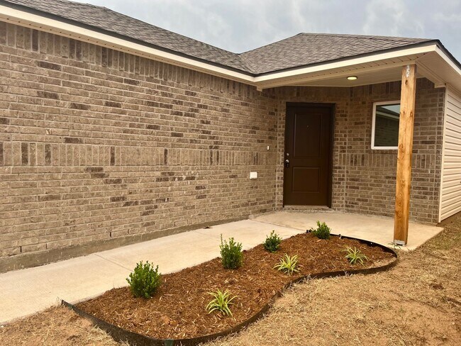 Building Photo - Newer Construction 4 Bed, 2 Bath - Piedmont Schools