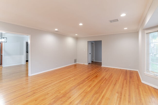 Building Photo - 640 E Valencia Ave