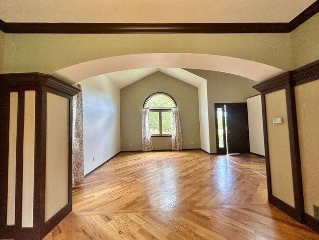 Building Photo - Beautiful 5 Bedroom Home with Large Private Yard