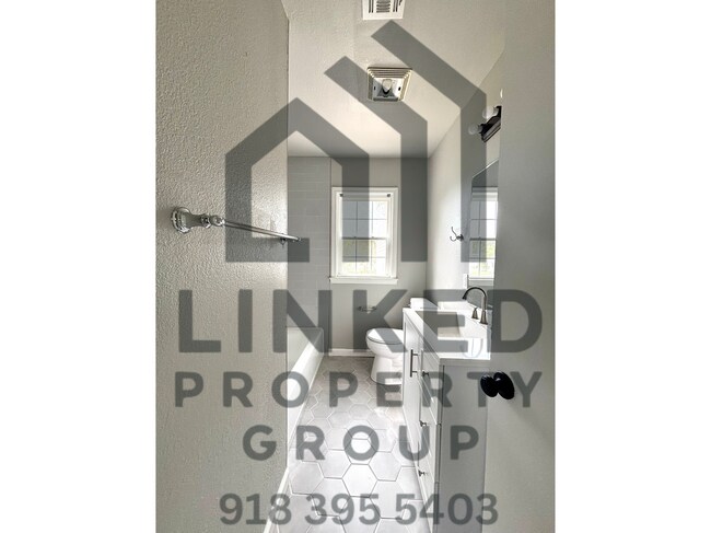 Building Photo - 5946 E 4th St