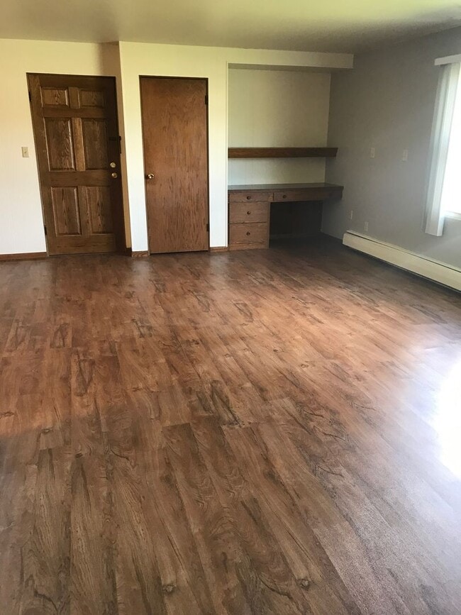 Building Photo - 2 Bedroom Lower with Heat & Water Included in Neenah