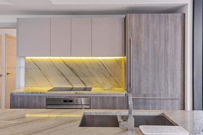 Building Photo - 801 S Miami Ave