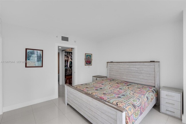 Building Photo - 1155 Brickell Bay Dr