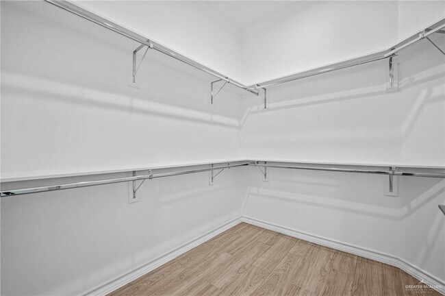 Building Photo - 31 E Conroe Rd