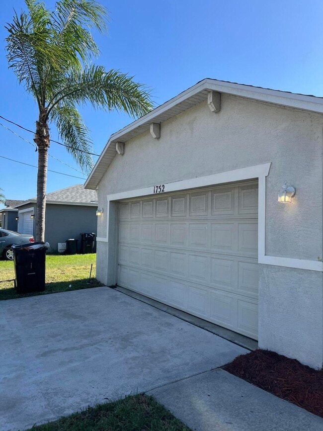 Building Photo - 1752 SW Airoso Blvd