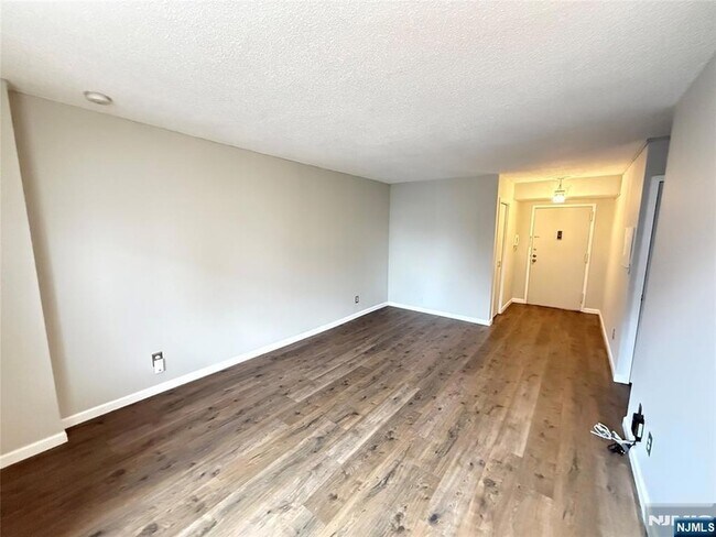 Building Photo - 160 Overlook Ave