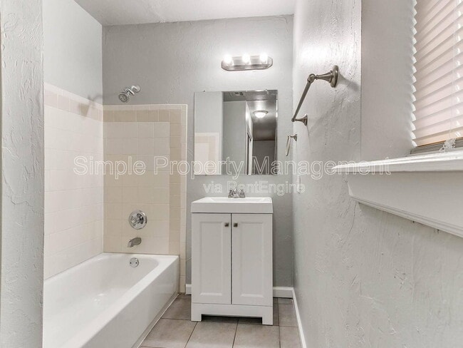 Building Photo - 137 S Draper Ave