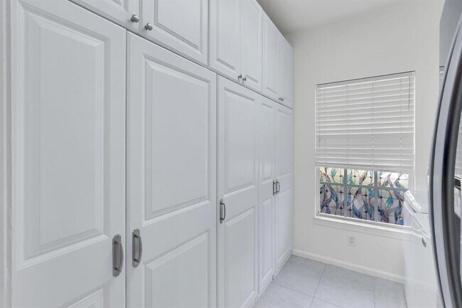 Building Photo - 7334 Pine Creek Way