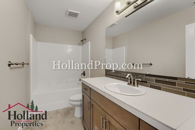 Building Photo - Beautiful 3-Bedroom Home with Fireplace, Modern Kitchen & Private Backyard in Hillsboro