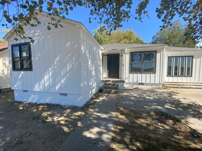 Building Photo - 1303 College St