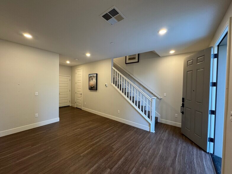 Building Photo - 1340 Civic Center Dr