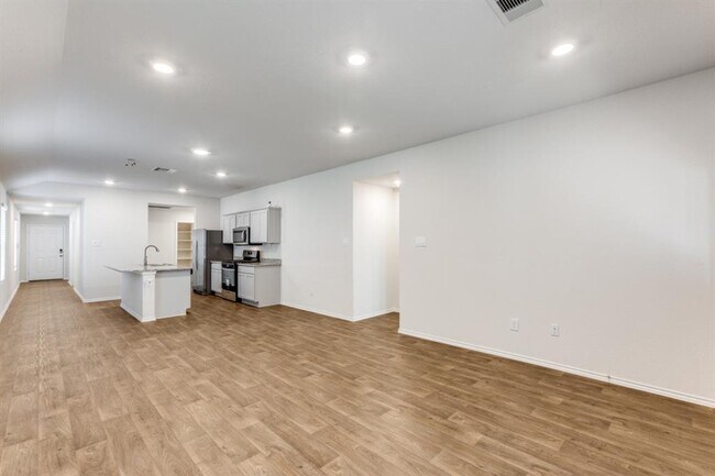 Building Photo - 250 Granary Dr