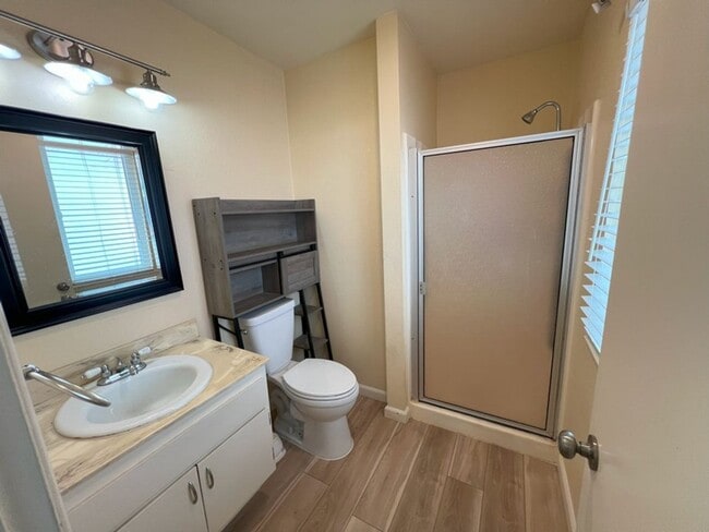 Building Photo - Bright and Sunny 3 bedroom home in North E...