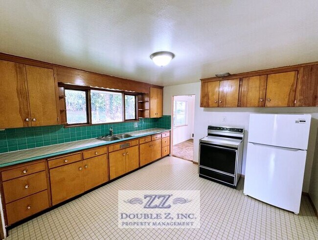 Building Photo - Spacious 2 Bedroom House with Garage and l...