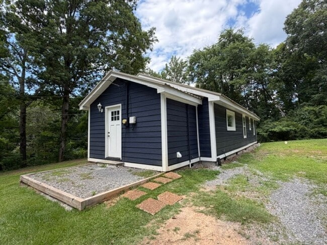 Building Photo - 3 Bedroom 2 Bath house