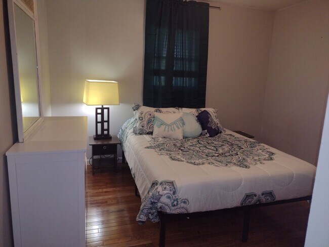 Building Photo - Beautifully renovated 4 bed 5 bath condo with a private back yard