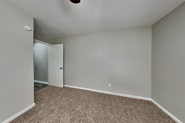 Building Photo - 8607 Pines Pl Dr