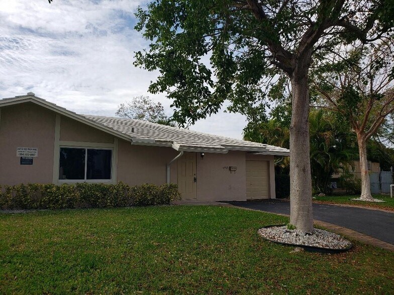 Building Photo - 4392 Riverside Dr