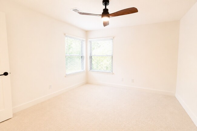 Building Photo - 15 Mallard Glen Pl