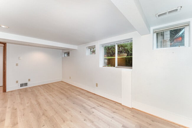 Building Photo - 5523 Woodlawn Ave N