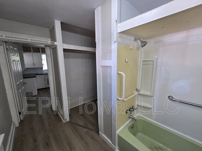 Building Photo - 518 Kern St