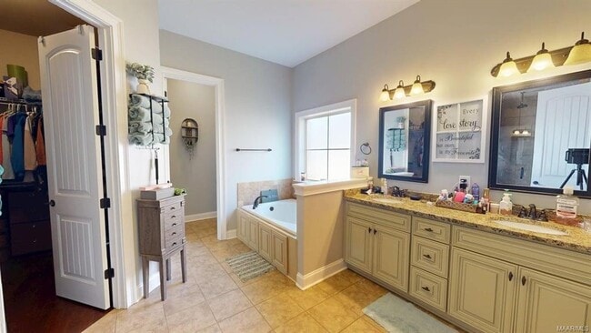 Building Photo - 440 Sydney Dr N