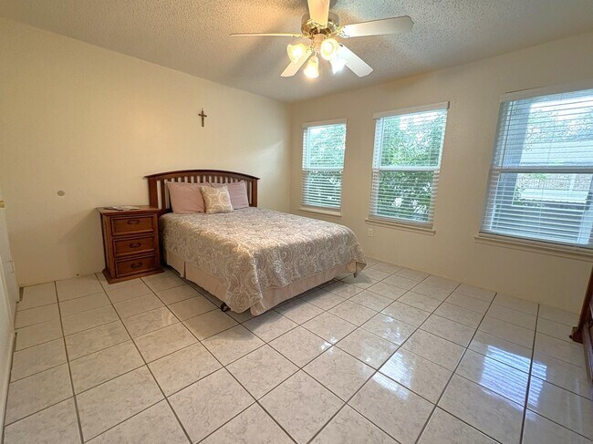 Building Photo - 604 Highcrest Dr