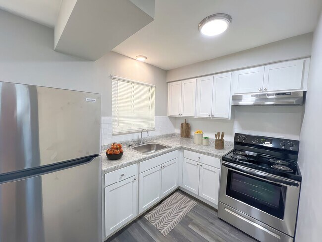 Interior Photo - 3188 Sashabaw Rd