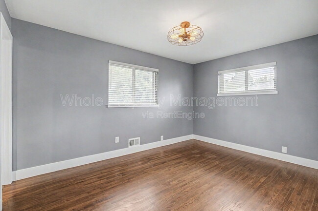Building Photo - 5565 E Bails Dr