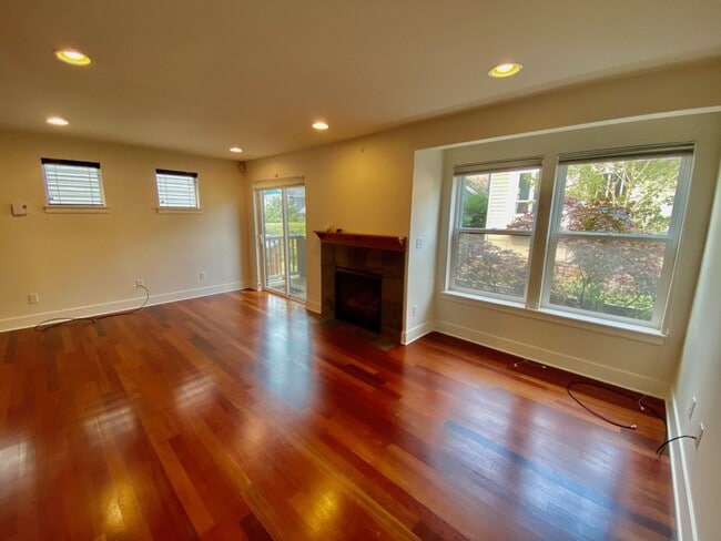 Building Photo - 3Bd/2.5Ba Seattle Townhouse