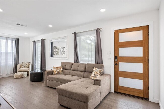 Building Photo - 4512 W Village Ct