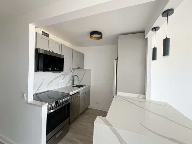 Building Photo - 4343 N Clarendon Ave