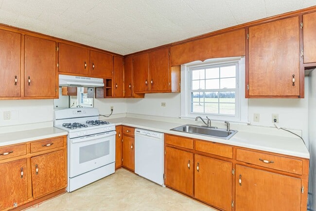 Building Photo - RENOVATED FARMHOUSE in Mt. Olive!