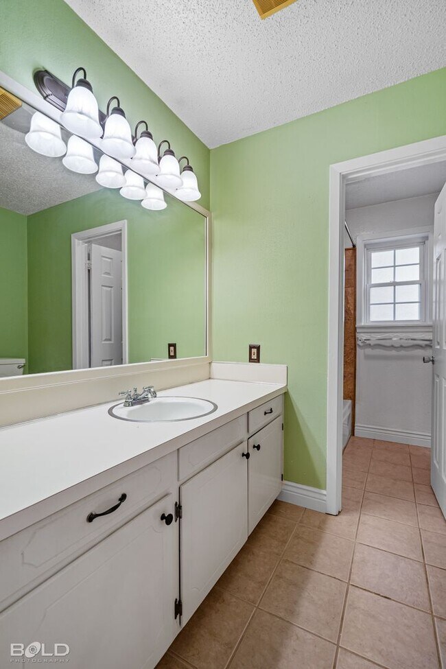 Building Photo - 3 BEDROOM IN SOUTHERN HILLS