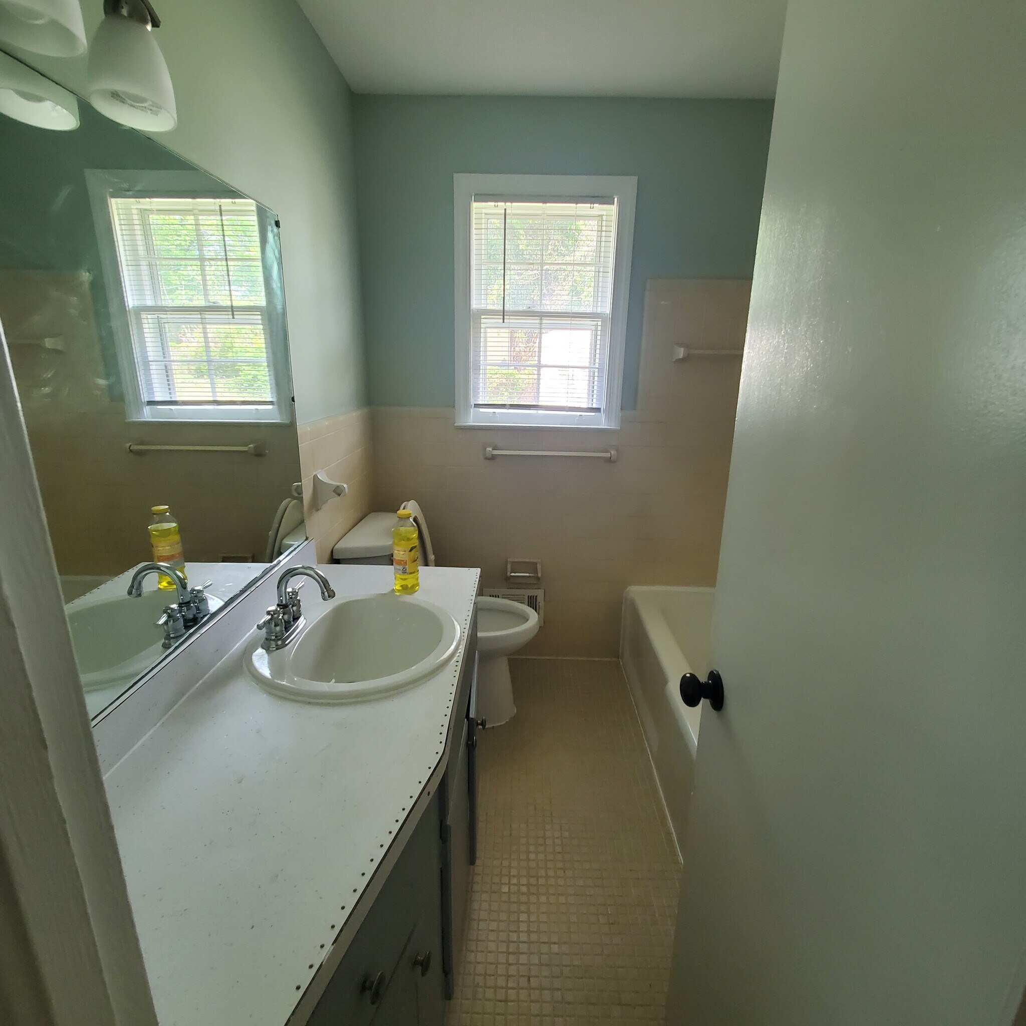 Building Photo - 301 W Lakeside Ave