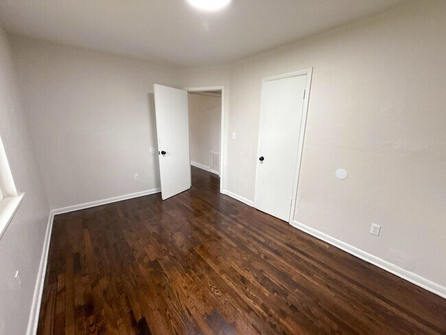 Building Photo - Freshly Updated Home on a Quiet Street with Large Yard!