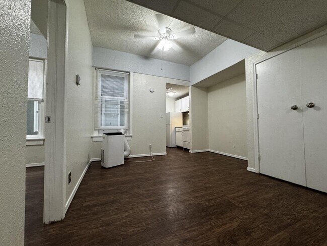 Building Photo - 103 E Central Ave