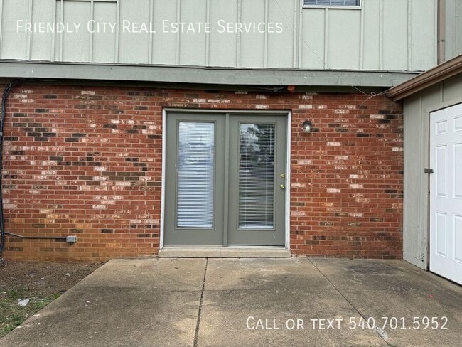 Building Photo - 3 Holly Ct