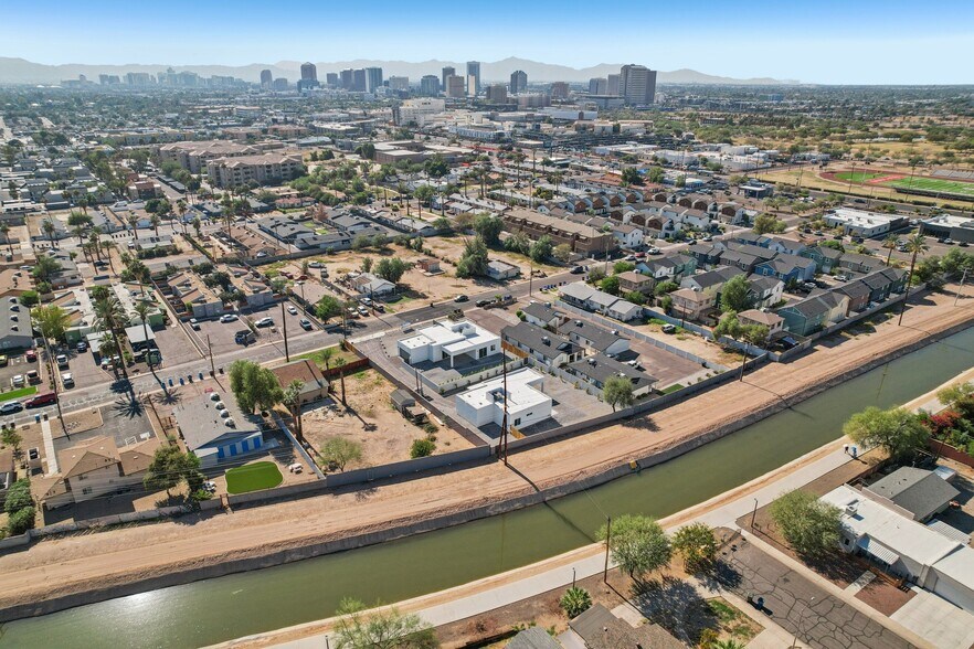 Building Photo - 910 E Roma Ave