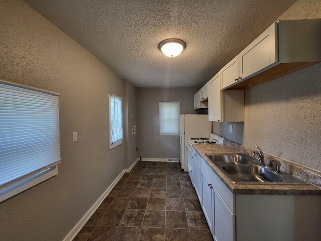 Building Photo - 1 Bedroom home with garage!