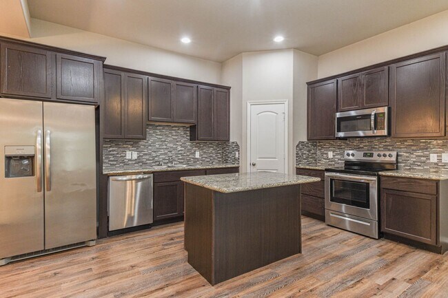 Building Photo - 15633 Sycamore Dr