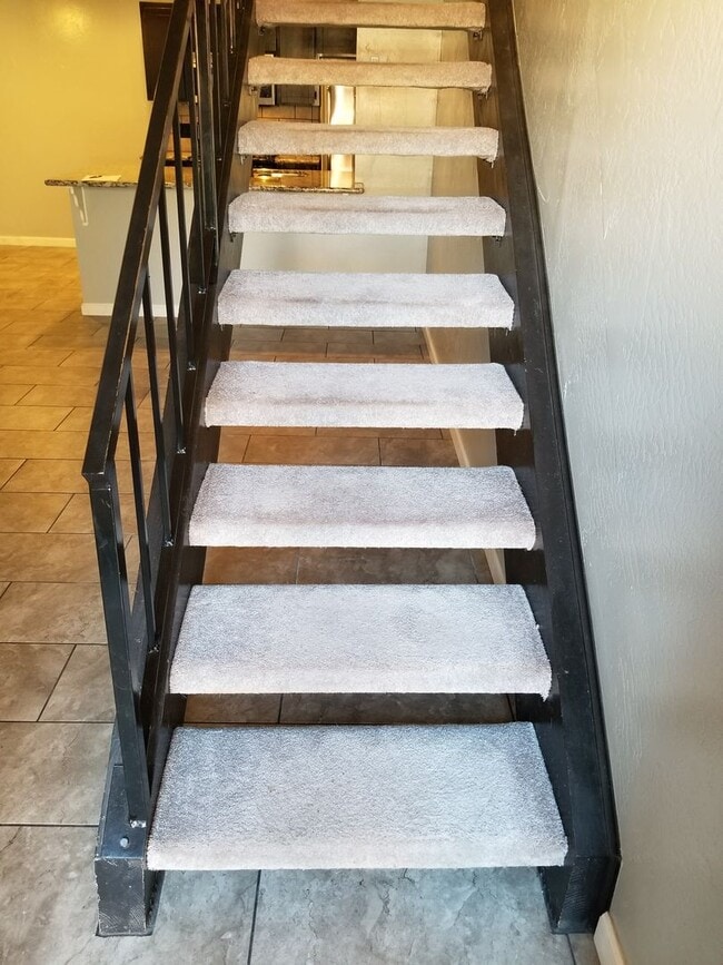 Building Photo - 1 BR Loft Available now