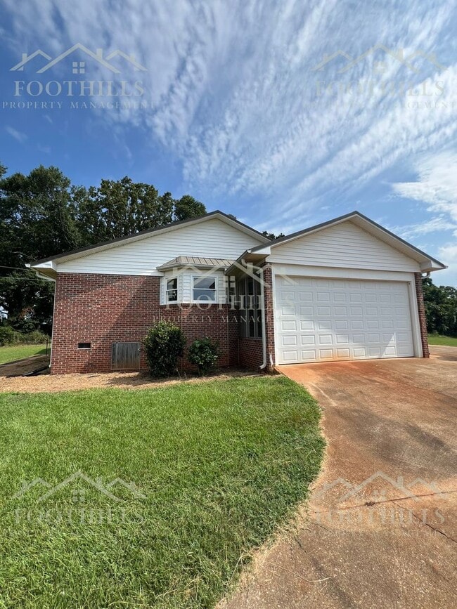 Building Photo - Peaceful Country Living with Stunning View...