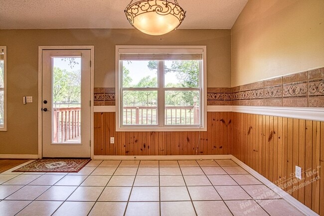 Building Photo - East Gate Area | Home | Unfurnished