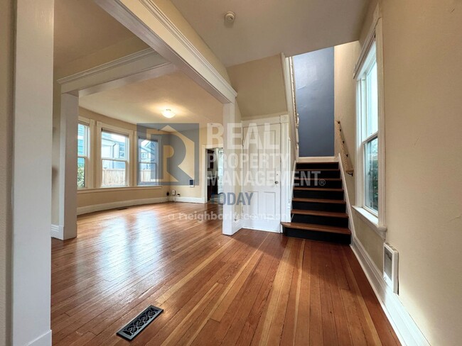 Building Photo - Charming Historic 3 Bedroom!