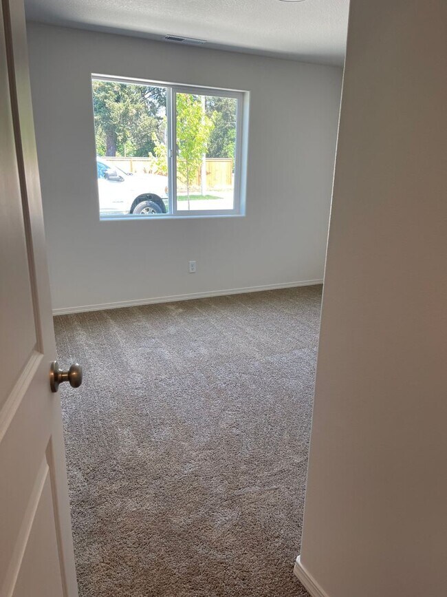 Building Photo - Newer 3 Bedroom, 2 Bathroom, 2 Car Garage,...