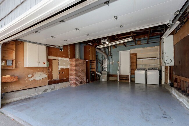 Building Photo - 320 La Casa Ave